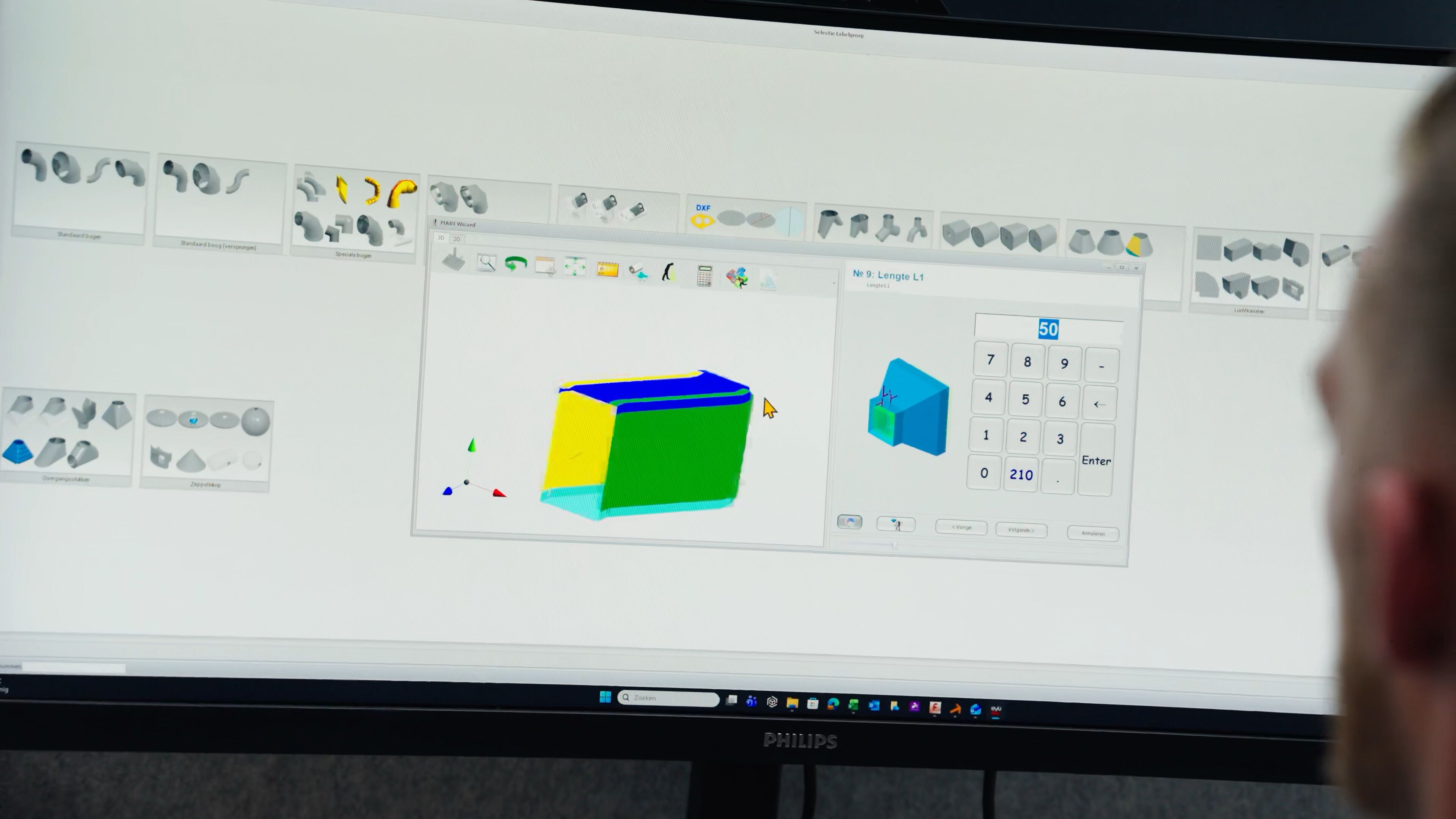 Beeldscherm met MABI Wizard en een 3D-model van een plaatwerkdeel